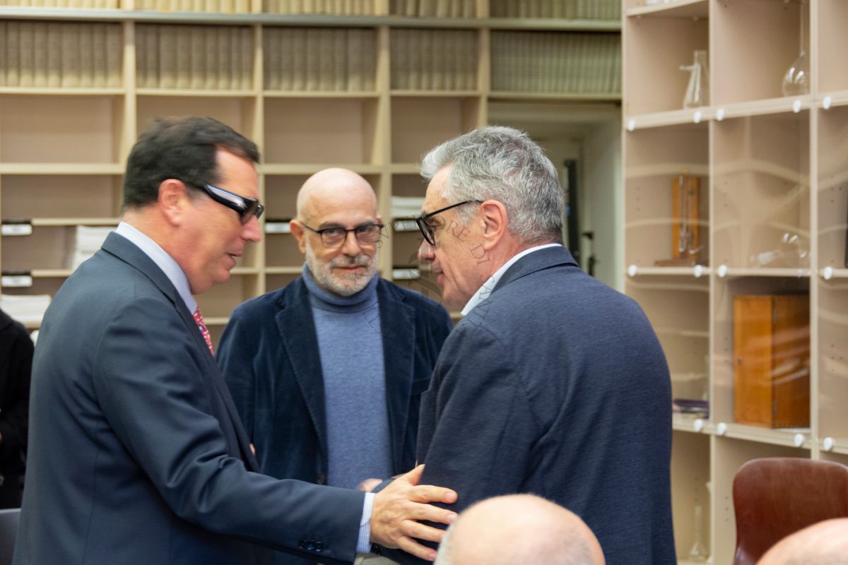 Il Prof. Andrea Piccioli saluta il prof. Fabrizio Presgliasco. Davanti a loro il Prof. Antonio Mistretta nella Sala lettura della Biblioteca