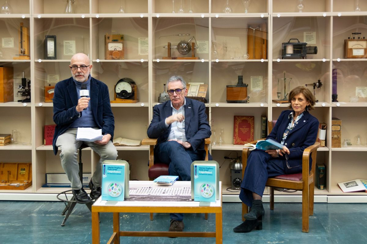 Da sinistra il prof. Antonio Mistretta, il prof. Fabrizio Pregliasco e la Prof. Anna Teresa Palamara illustrano il testo "I Superbatteri" del prof. Fabrizio Pregliasco nella Sala Lettura della Biblioteca