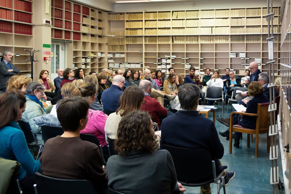 Da sinistra il prof. Antonio Mistretta, il prof. Fabrizio Pregliasco e la Prof. Anna Teresa Palamara illustrano il testo "I Superbatteri" del prof. Fabrizio Pregliasco nella Sala Lettura della Biblioteca davanti ad un pubblico ai auditori