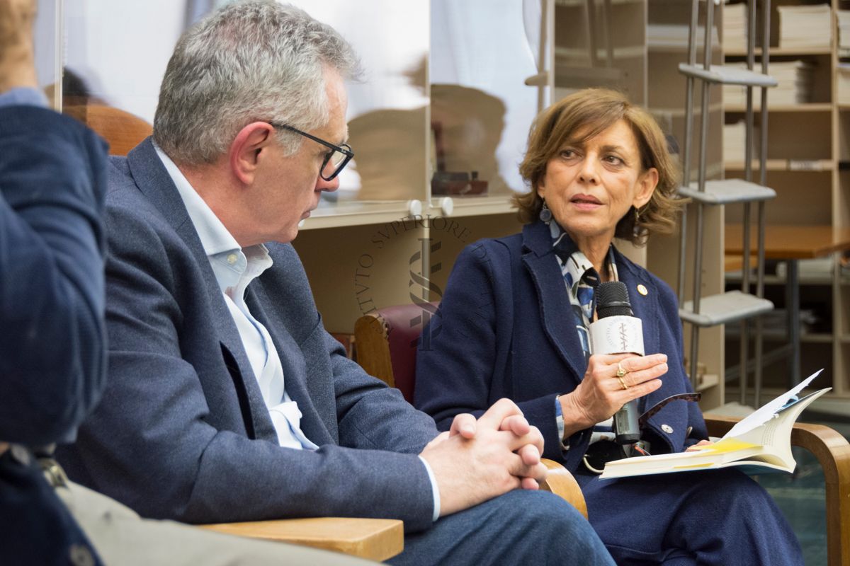 Da sinistra il prof. Fabrizio Pregliasco e la Prof. Anna Teresa Palamara mentre illustrano il testo "I Superbatteri" nella Sala Lettura della Biblioteca