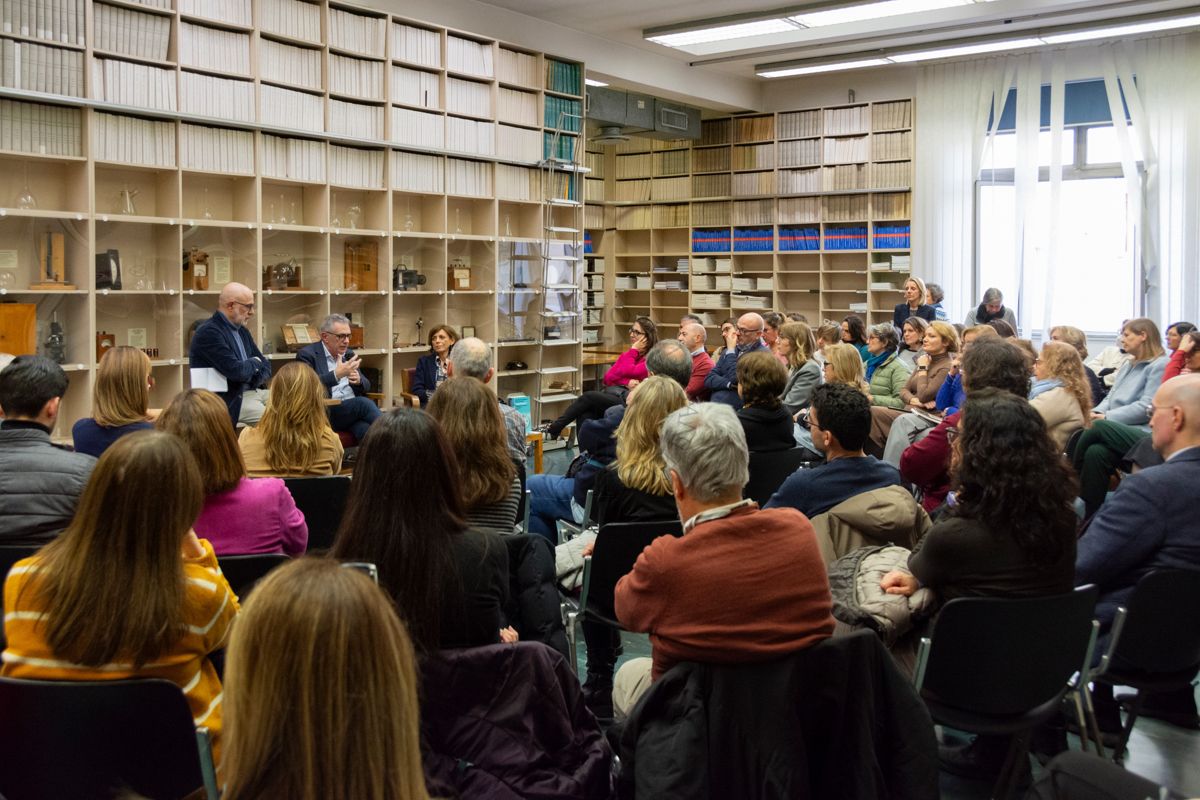 Da sinistra il prof. Antonio Mistretta, il prof Fabrizio Pregliasco e la Prof. Anna Teresa Palamara mentre illustrano il testo "I Superbatteri" nella Sala Lettura della Biblioteca