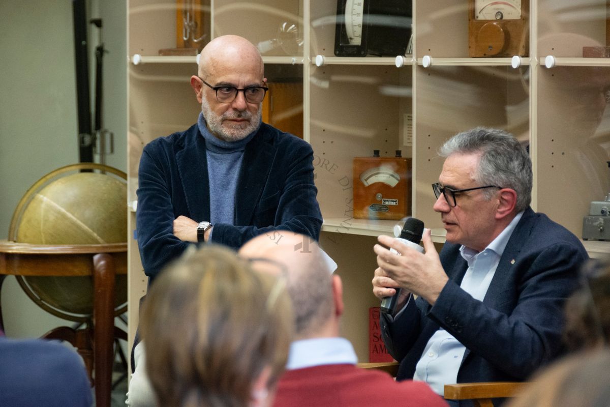 Da sinistra il prof. Antonio Mistretta e il prof Fabrizio Pregliasco  mentre illustrano il testo "I Superbatteri" nella Sala Lettura della Biblioteca