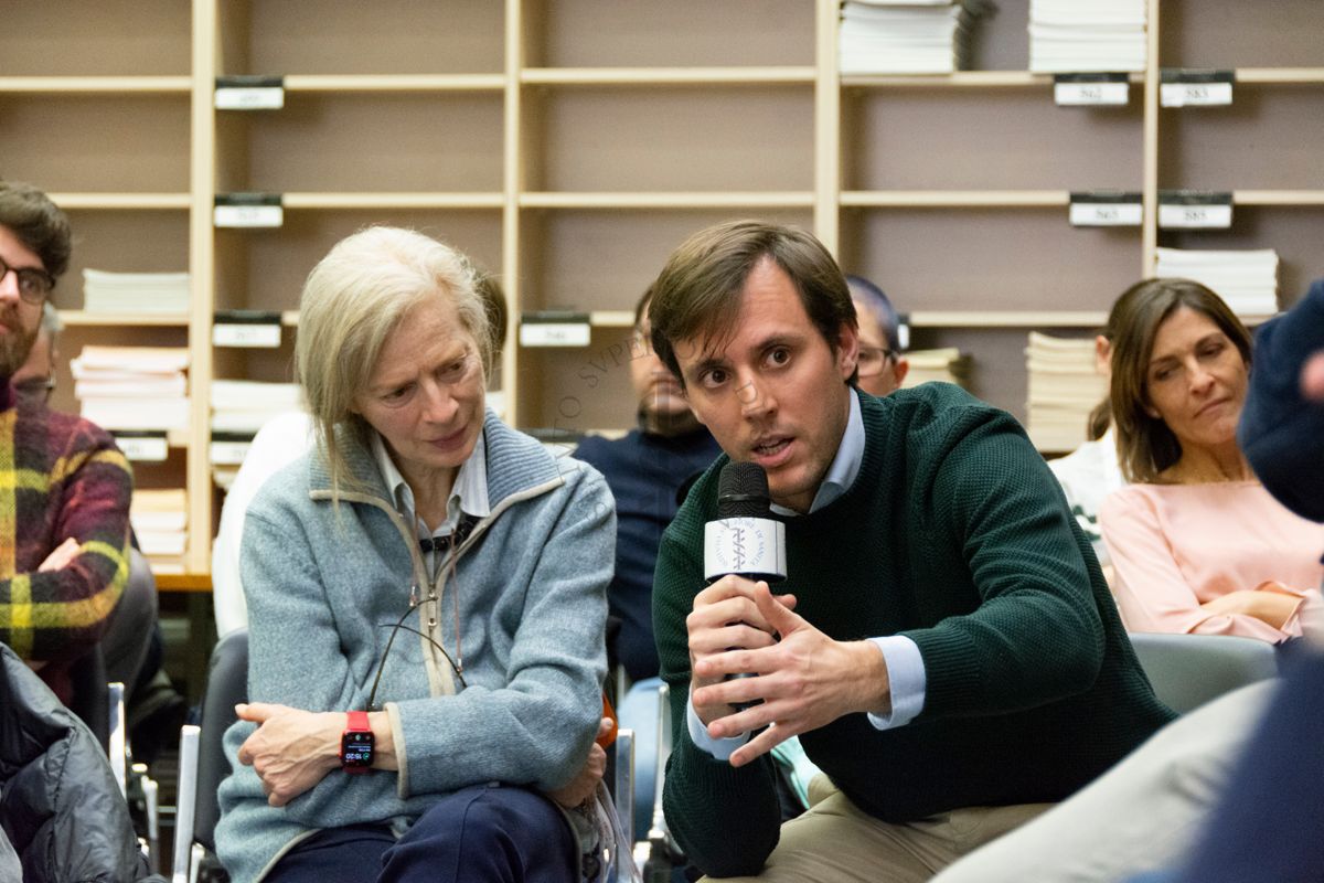 La dottoressa Eliana Coccia chiede spiegazioni nella Sala Lettura della Biblioteca