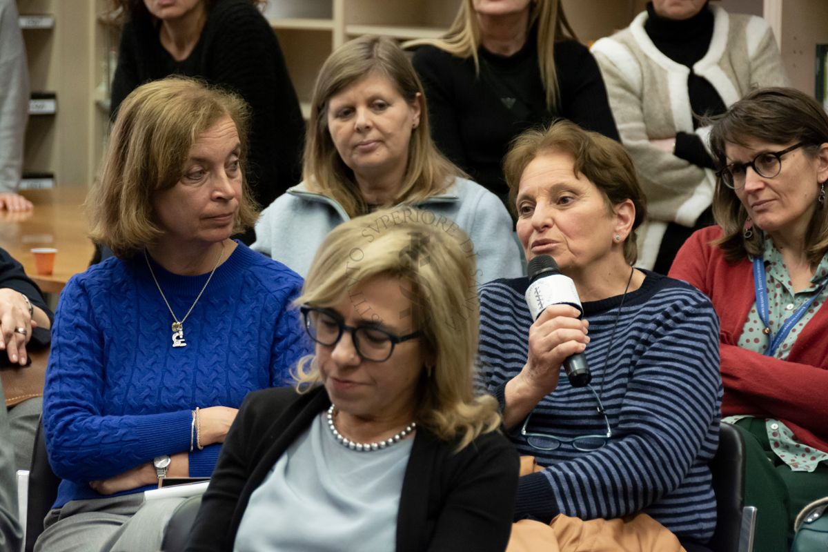 Un auditore chiede spiegazioni nella Sala Lettura della Biblioteca. Alla sua sinistra vediamo la dottoressa Giovanna Franciosa