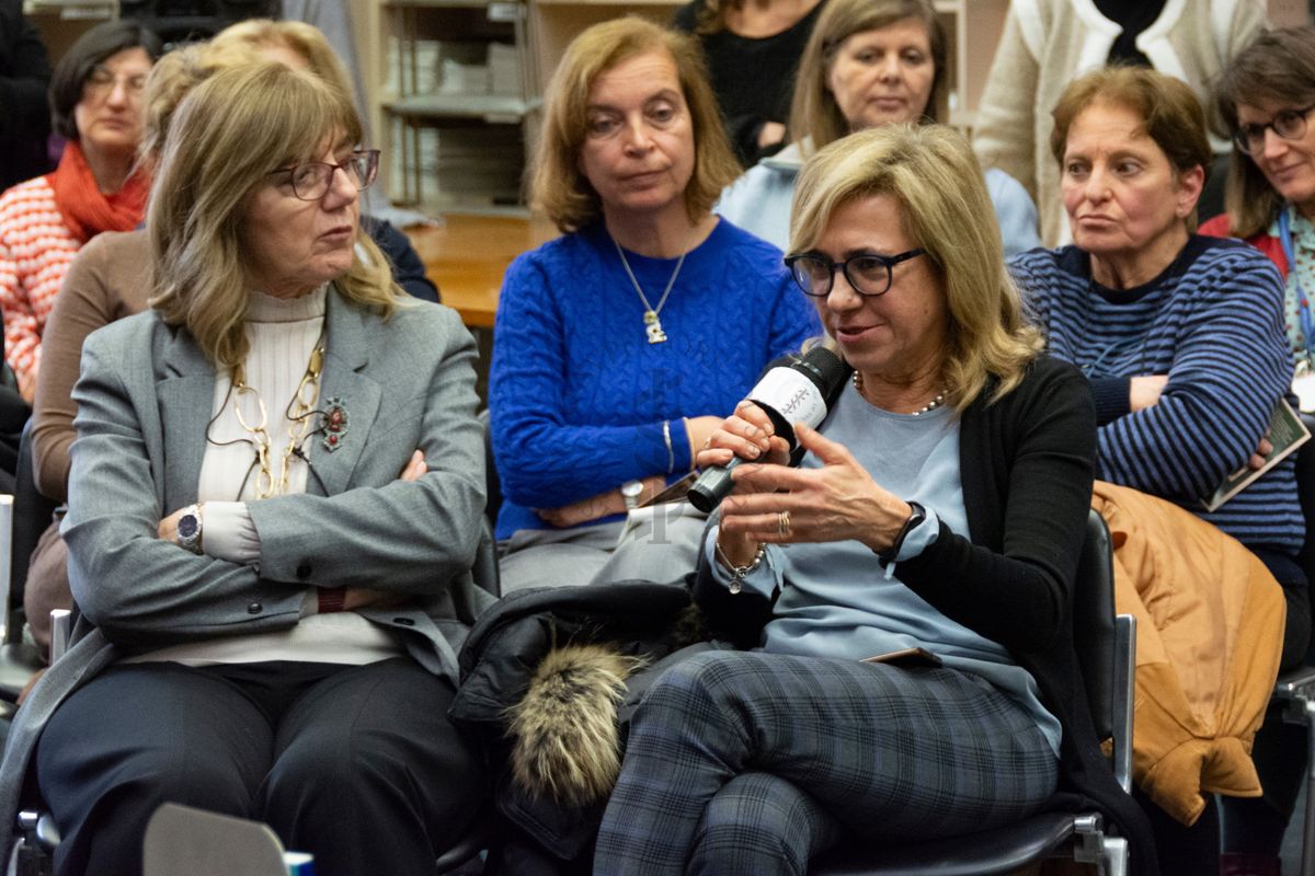 Un auditore chiede spiegazioni nella Sala Lettura della Biblioteca. Alle sue spalle possiamo vedere la dottoressa Giovanna Franciosa