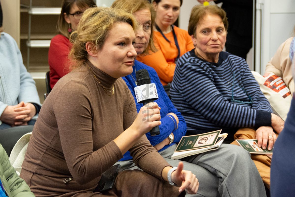 Un auditore chiede spiegazioni nella Sala Lettura della Biblioteca