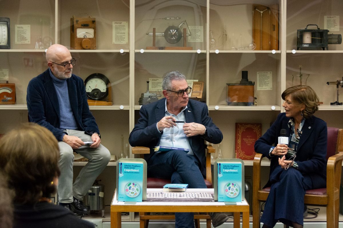 Il prof. Antonio Mistretta, il prof. Fabrizio Pregliasco e la prof. Anna Teresa Palamara nella Sala Lettura della Biblioteca discutono il libro "I superbatteri" di Fabrizio Pregliasco