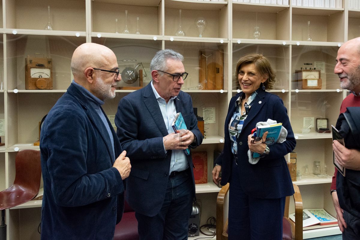 Il prof. Antonio Mistretta, il prof. Fabrizio Pregliasco e la prof. Anna Teresa Palamara nella Sala Lettura della Biblioteca in piedi nell'atto di salutarsi
