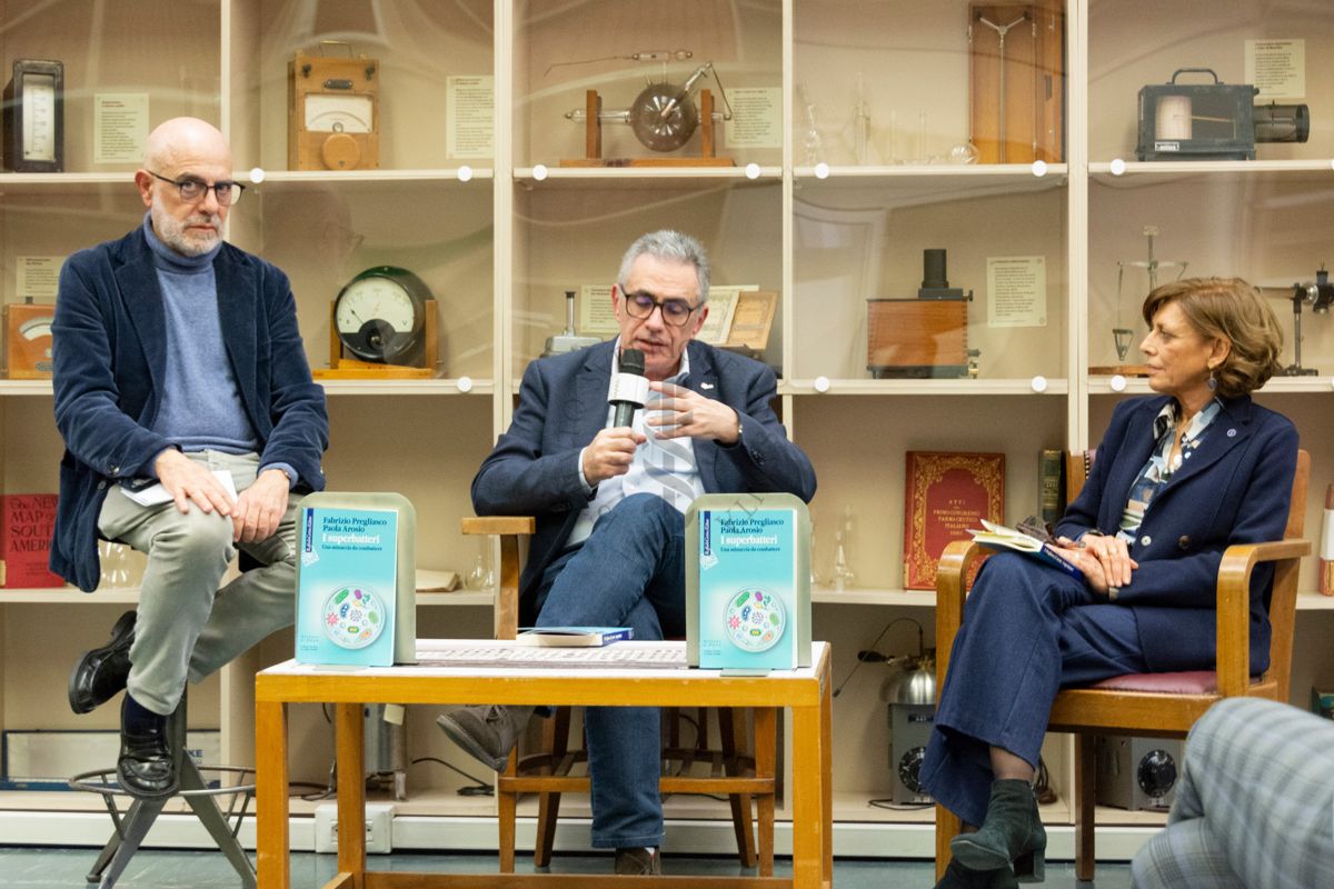 Da sinistra il prof. Antonio Mistretta, il prof Fabrizio Pregliasco e la Prof. Anna Teresa Palamara mentre illustrano il testo "I Superbatteri" nella Sala Lettura della Biblioteca