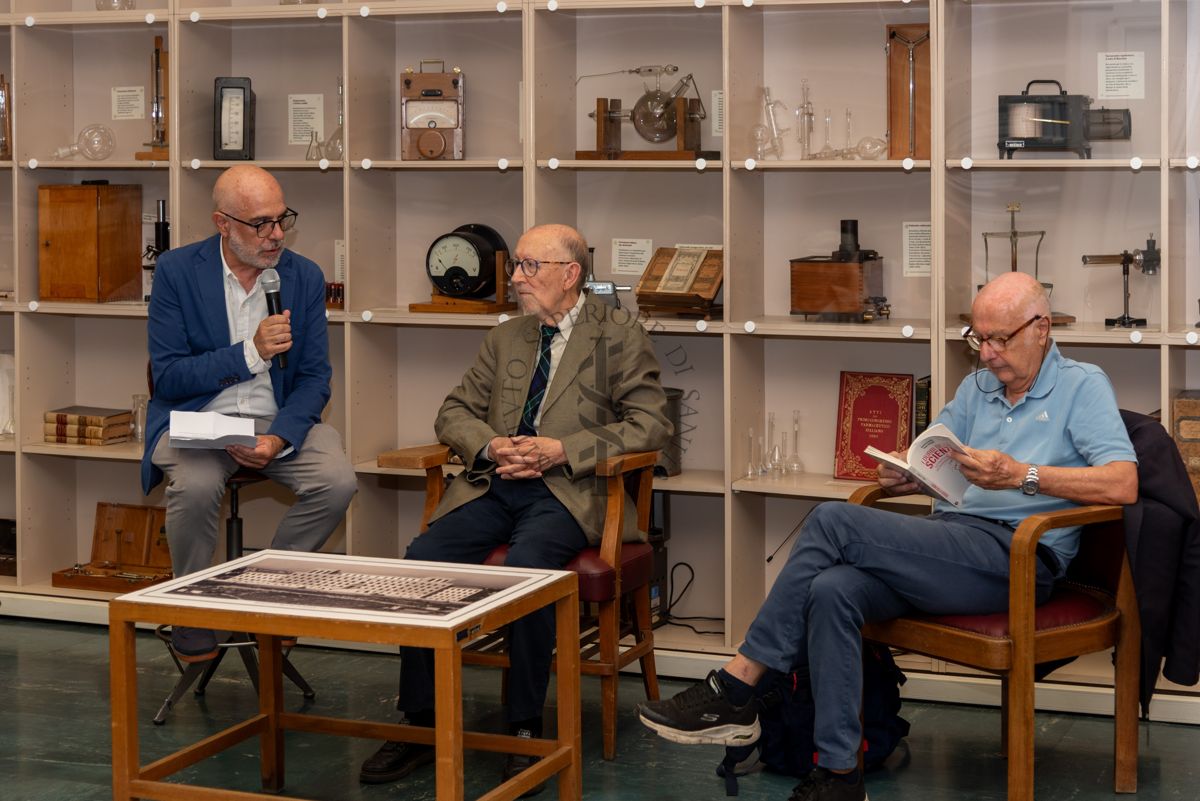 Il Prof. Antonio Mistretta, Responsabile del Servizio Comunicazione Scientifica dell'ISS (a sinistra) introduce l'incontro con il Prof. Antonio Cassone, ex Dirigente di Ricerca e Direttore del Dipartimento di Malattie Infettive, Parassitarie ed Immunomediate dell'ISS (al centro) per la presentazione del suo libro "I Dubbi della Scienza". A destra il Prof. Giovanni Rezza, ex Dirigente dell'ISS e ex Direttore generale della Prevenzione Sanitaria del Ministero della Salute