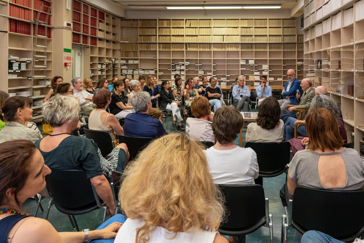 Panoramica sui partecipanti alla presentazione del libro "I Dubbi della Scienza" durante l'intervento dell'autore, il Prof. Antonio Cassone, ex Dirigente di Ricerca e Direttore del Dipartimento di Malattie Infettive, Parassitarie ed Immunomediate dell'ISS