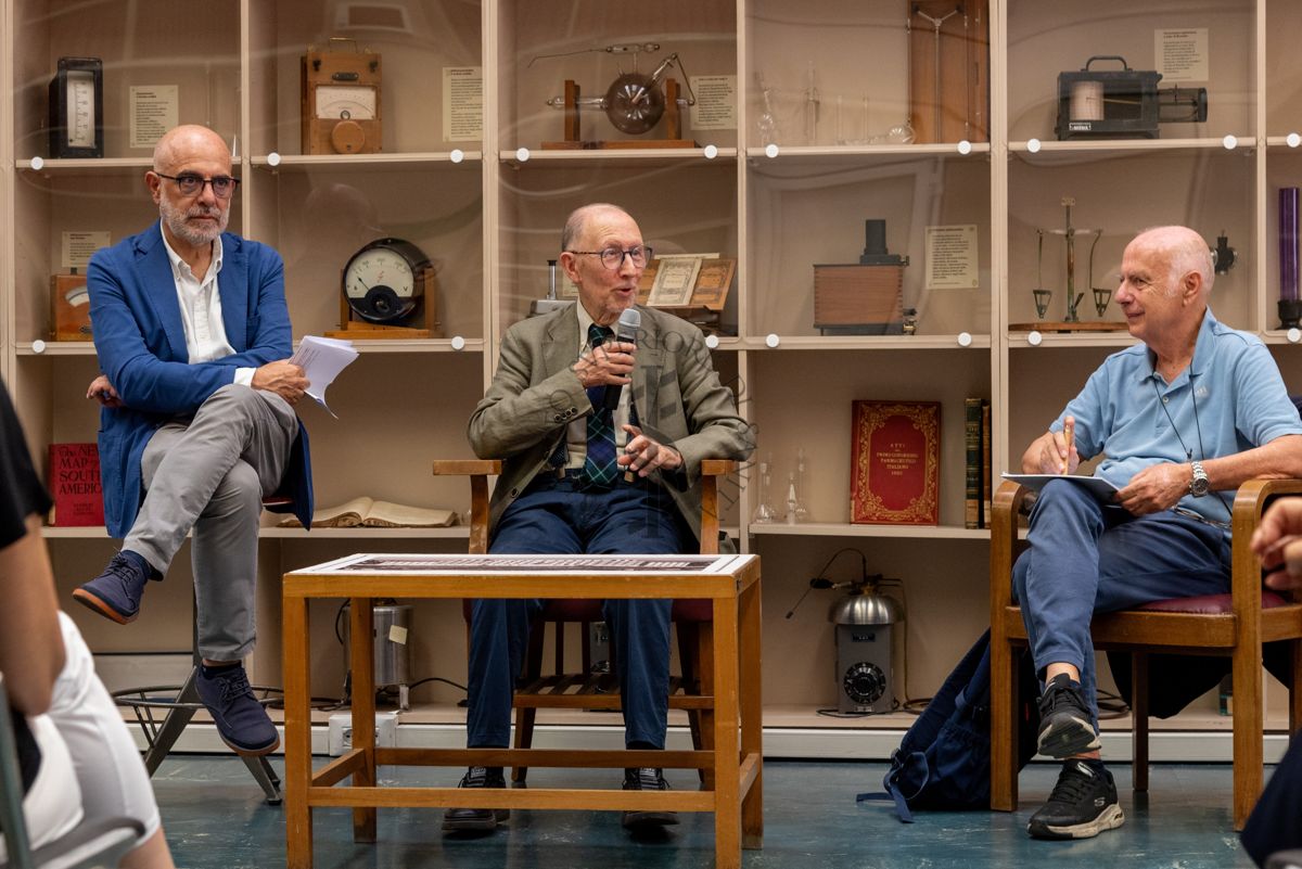 Intervento del Prof. Antonio Cassone, ex Dirigente di Ricerca e Direttore del Dipartimento di Malattie Infettive, Parassitarie ed Immunomediate dell'ISS (al centro). Con lui il Prof. Antonio Mistretta, Responsabile del Servizio Comunicazione Scientifica dell'ISS (a sinistra) e il Prof. Giovanni Rezza, ex Dirigente dell'ISS e ex Direttore generale della Prevenzione Sanitaria del Ministero della Salute (a destra)