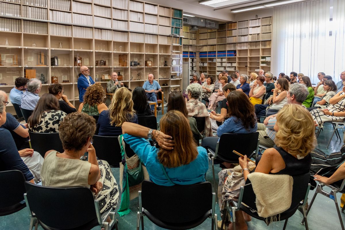 Panoramica sui partecipanti alla presentazione del libro "I Dubbi della Scienza" durante l'intervento dell'autore, il Prof. Antonio Cassone, ex Dirigente di Ricerca e Direttore del Dipartimento di Malattie Infettive, Parassitarie ed Immunomediate dell'ISS (al centro). Alla sua detra il Prof. Antonio Mistretta, Responsabile del Servizio Comunicazione Scientifica dell'ISS e alla sua sinistra il Prof. Giovanni Rezza, ex Dirigente dell'ISS e ex Direttore generale della Prevenzione Sanitaria del Ministero della Salute