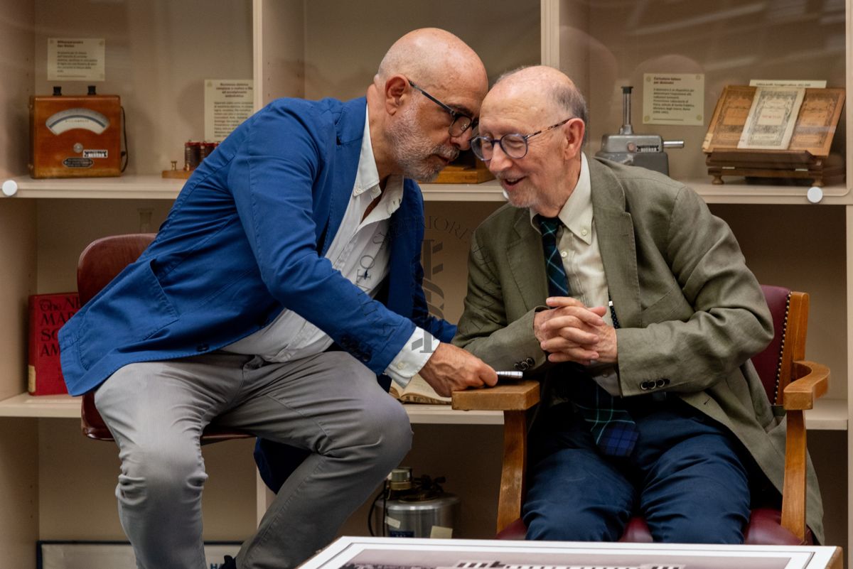 Il Prof. Antonio Cassone, ex Dirigente di Ricerca e Direttore del Dipartimento di Malattie Infettive, Parassitarie ed Immunomediate dell'ISS (a destra) e il Prof. Antonio Mistretta, Responsabile del Servizio Comunicazione Scientifica dell'ISS (a sinistra)