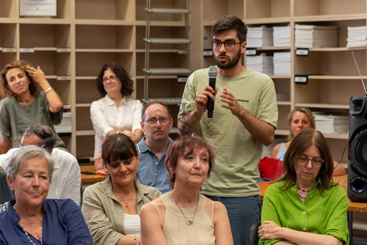 Un invitato alla presentazione del libro "I Dubbi della Scienza" rivolge una domanda al Prof. Antonio Cassone