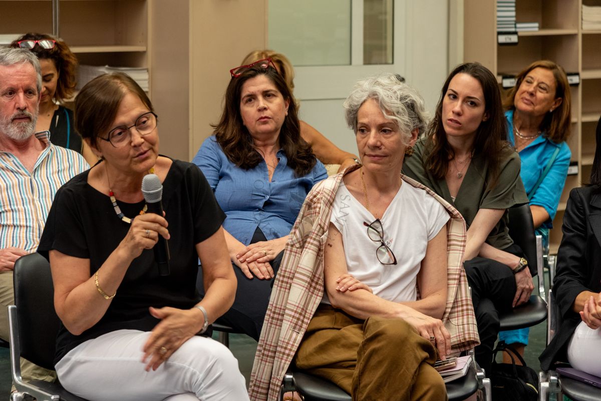 La Prof.ssa Luisa Minghetti, Dirigente di Ricerca del CORI, ServizioTecnico Scientifico di Coordinamento e Supporto alla Ricerca dell'ISS, rivolge una domanda al Prof. Antonio Cassone