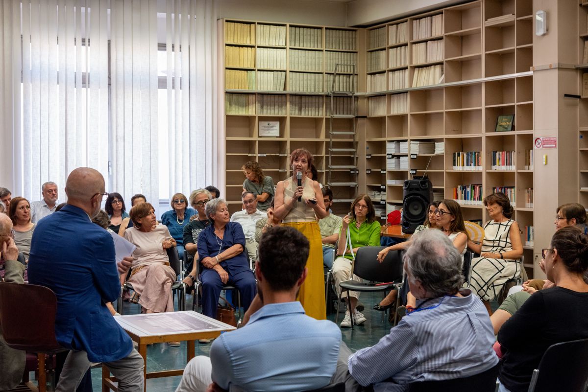 Una ricercatrice dell'ISS rivolge una domanda al Prof. Antonio Cassone