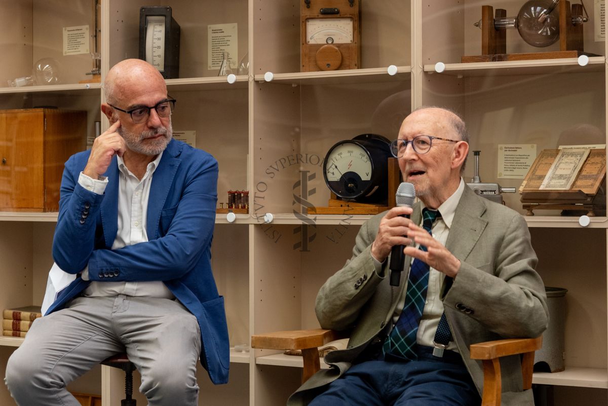 Il Prof. Antonio Cassone (a destra) risponde alle domande che gli sono state rivolte. A sinistra il Prof. Antonio Mistretta