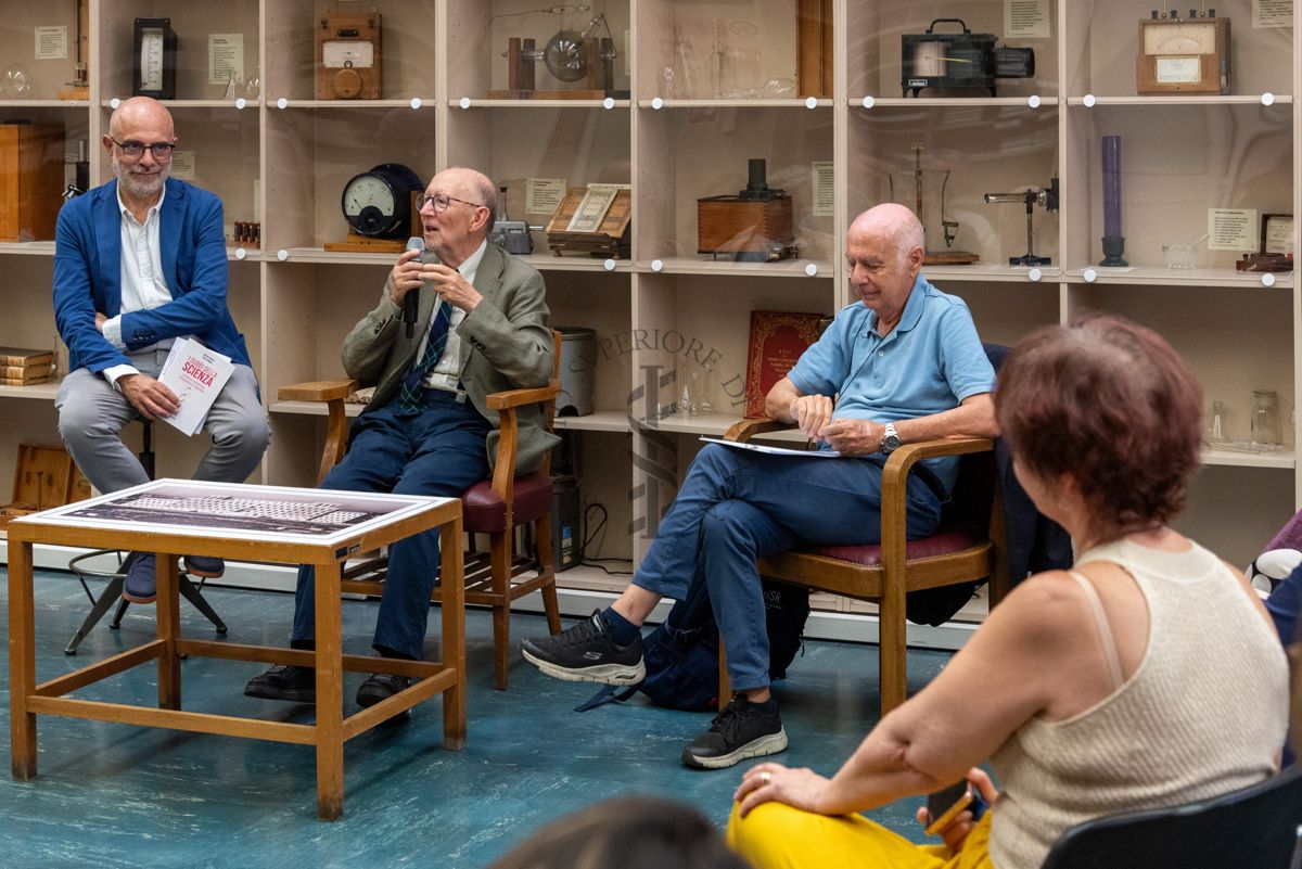 Il Prof. Antonio Cassone (al centro) risponde alla domanda del Prof. Enrico Alleva. Accanto a lui il Prof. Antonio Mistretta, Responsabile del Servizio Comunicazione Scientifica dell'ISS (a sinistra) e il Prof. Giovanni Rezza, ex Dirigente dell'ISS e ex Direttore generale della Prevenzione Sanitaria del Ministero della Salute (a destra)