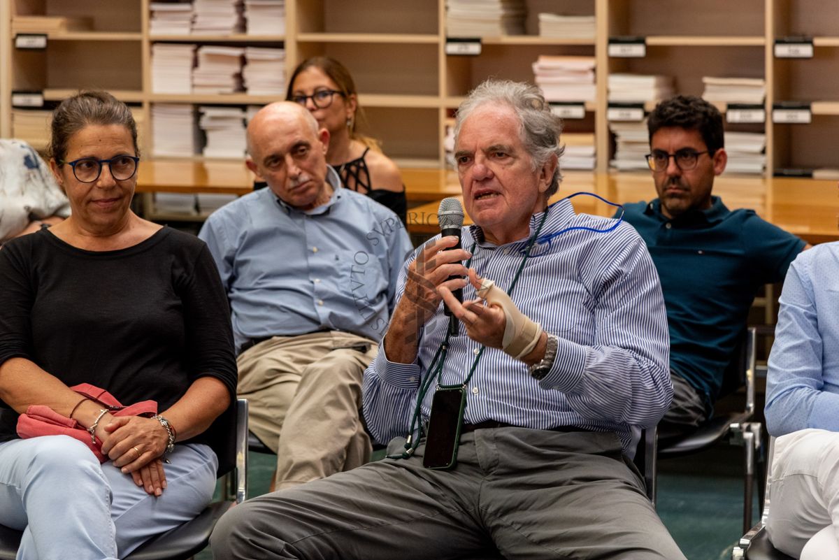 Il Prof. Enrico Alleva, Vice Presidente del Consiglio Superiore di Sanità ed ex dirigente dell'Istituto Superiore di Sanità rivolge una domanda al Prof. Antonio Cassone