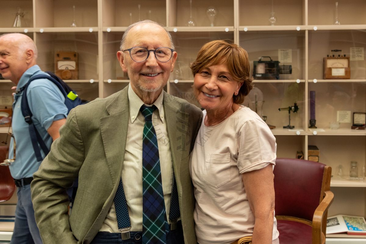 Il Prof. Antonio Cassone, ex Dirigente di Ricerca e Direttore del Dipartimento di Malattie Infettive, Parassitarie ed Immunomediate dell'ISS (a sinistra) e la Dott.ssa Carla Bromuro del Dipartimento di Malattie Infettive (a destra). Alle loro spalle il Prof. Giovanni Rezza, ex Dirigente dell'ISS e ex Direttore generale della Prevenzione Sanitaria del Ministero della Salute