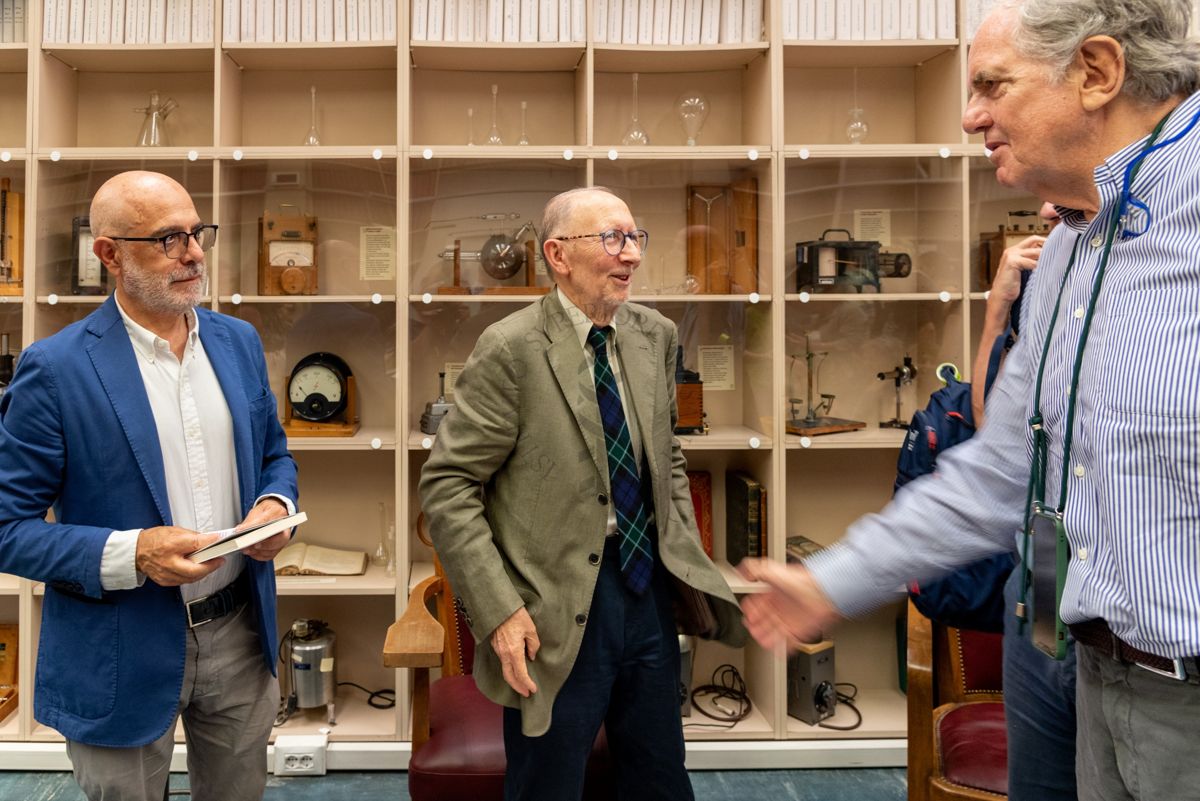 Il Prof. Enrico Alleva, Vice Presidente del Consiglio Superiore di Sanità ed ex dirigente dell'Istituto Superiore di Sanità (a destra) saluta il Prof. Antonio Cassone, ex Dirigente di Ricerca e Direttore del Dipartimento di Malattie Infettive, Parassitarie ed Immunomediate dell'ISS (al centro). A sinistra il Prof. Antonio Mistretta, Responsabile del Servizio Comunicazione Scientifica dell'ISS