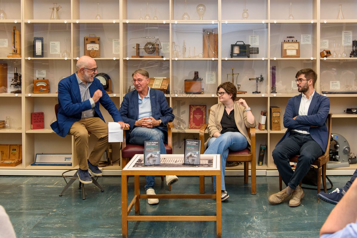 Il Prof. Antonio Mistretta, Responsabile del Servizio Comunicazione Scientifica dell'ISS (primo da sinistra) introduce l'incontro con gli autori del libro "Guida facile all'intelligenza artificiale in medicina", Alberto Eugenio Tozzi (secondo da sinistra) e Diana Ferro (terza da sinistra). Quarto da sinistra, l'altro relatore dell'incontro, il Dott. Luigi De Angelis, medico e Presidente della Società Italiana Intelligenza Artificiale in Medicina