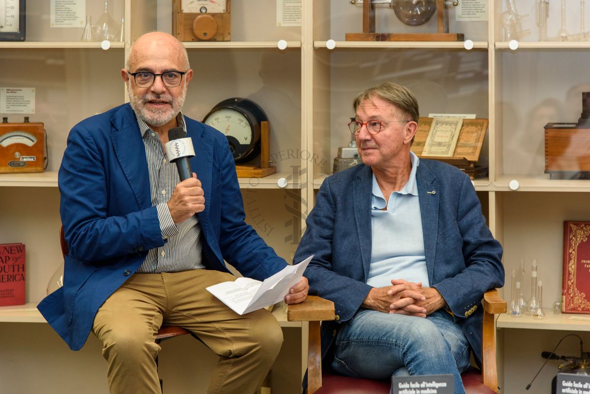 Il Prof. Antonio Mistretta, Responsabile del Servizio Comunicazione Scientifica dell'ISS (primo da sinistra) presenta il libro "Guida facile all'intelligenza artificiale in medicina". Al suo fianco il Dott. Alberto Eugenio Tozzi, Responsabile di Unità di Ricerca Medicina Predittiva e Preventiva presso l'Ospedale Pediatrico Bambino Gesù di Roma (secondo da sinistra)