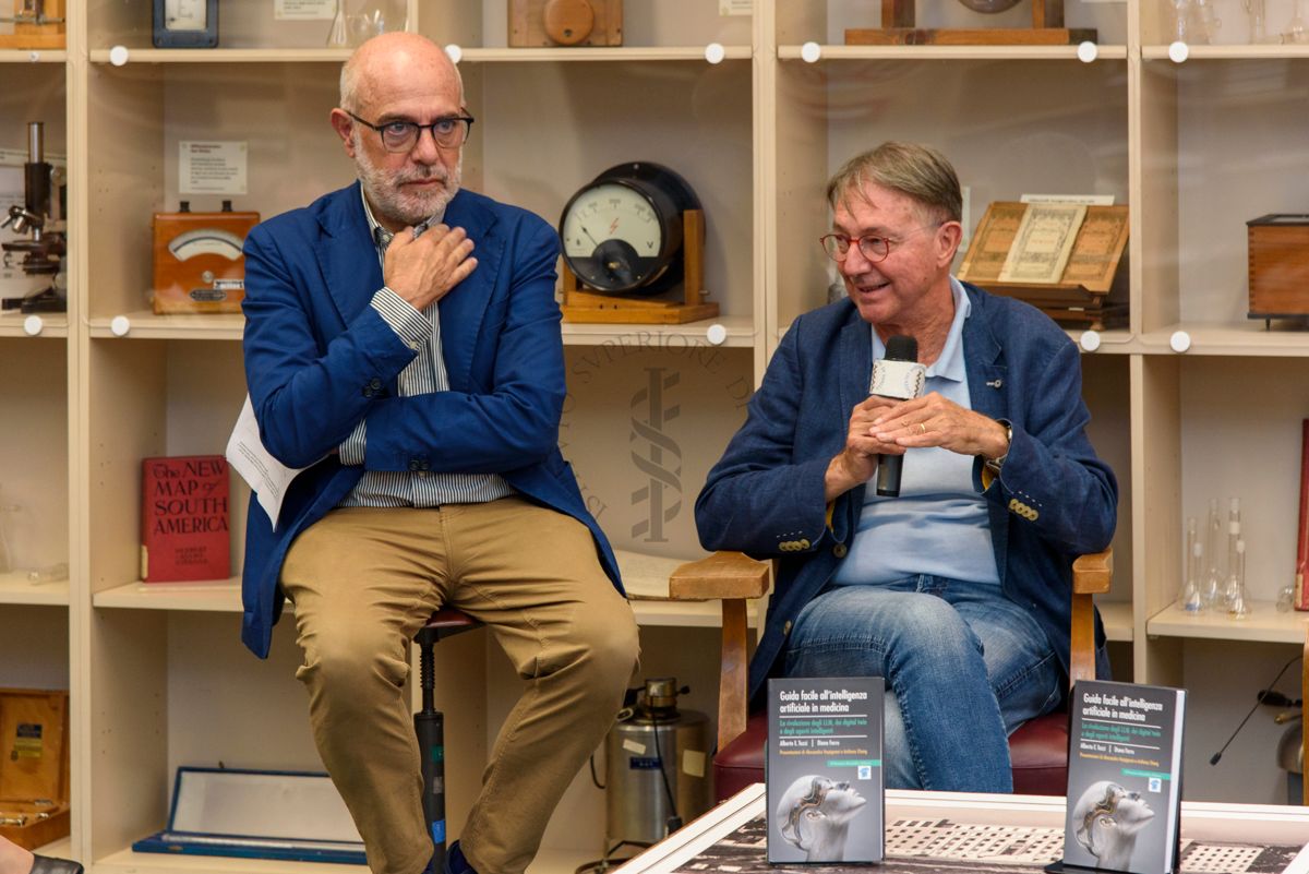 Intervento del Dott. Alberto Eugenio Tozzi, Responsabile di Unità di Ricerca Medicina Predittiva e Preventiva presso l'Ospedale Pediatrico Bambino Gesù di Roma (a destra). A sinistra il Prof. Antonio Mistretta, Responsabile del Servizio Comunicazione Scientifica dell'ISS