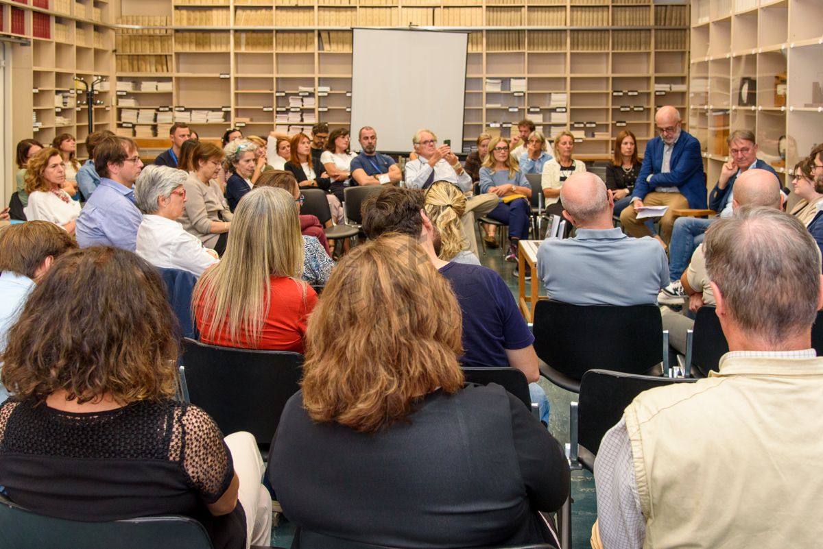 Panoramica sui partecipanti alla presentazione del libro "Guida facile all'intelligenza artificiale in medicina" durante l'intervento della Dott.ssa Diana Ferro, biologa, ricercatrice e health data scientist presso l'Ospedale Pediatrico Bambino Gesù di Roma