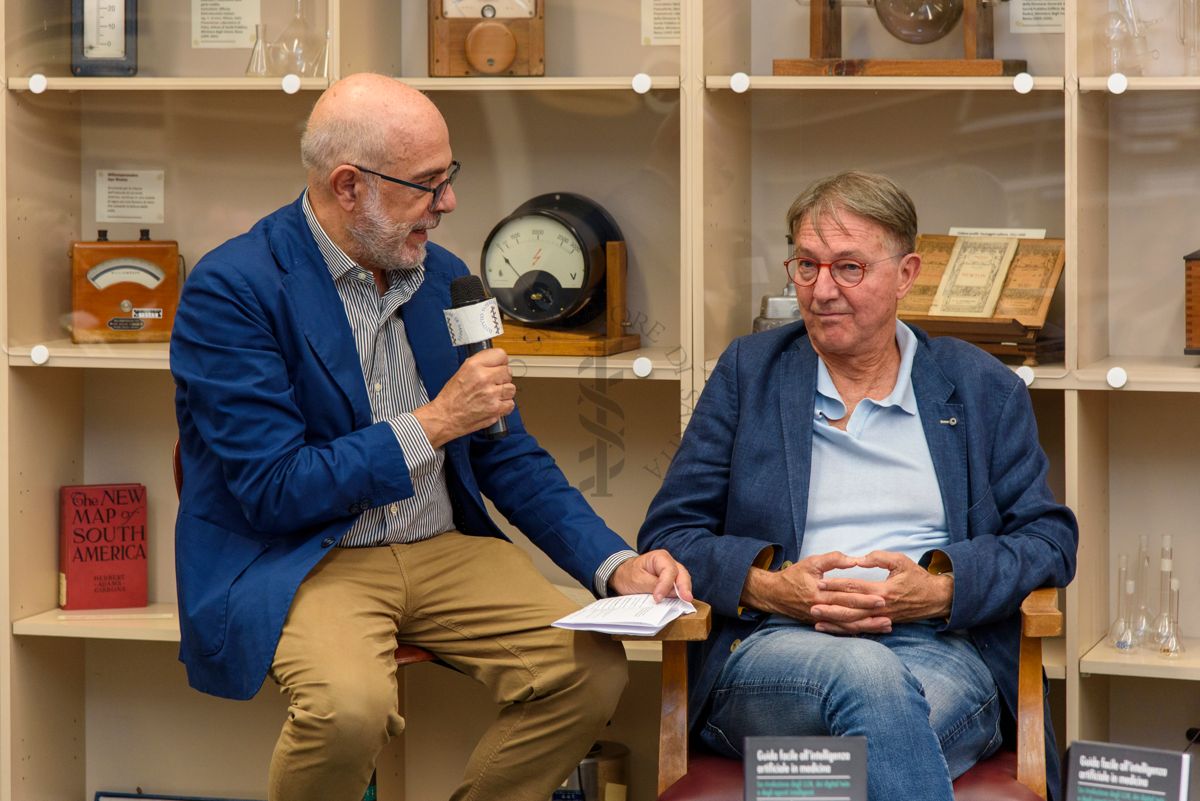 il Prof. Antonio Mistretta, Responsabile del Servizio Comunicazione Scientifica dell'ISS (a sinistra) rivolge una domanda al Dott. Alberto Eugenio Tozzi, Responsabile di Unità di Ricerca Medicina Predittiva e Preventiva presso l'Ospedale Pediatrico Bambino Gesù di Roma (a destra)