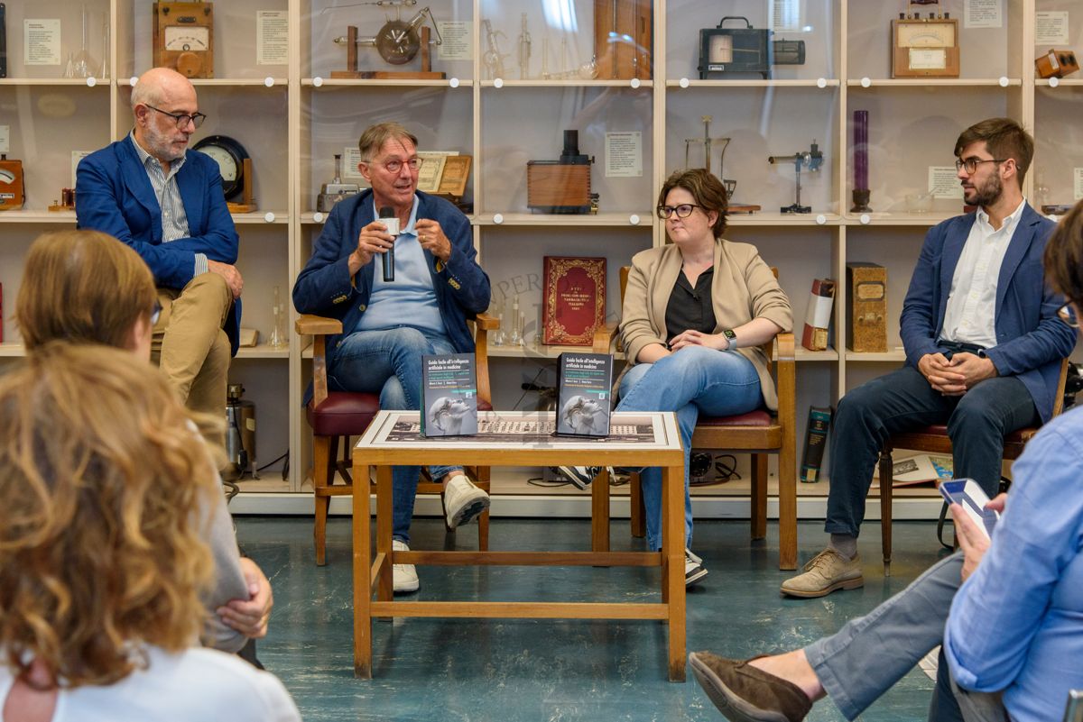 Il Dott. Alberto Eugenio Tozzi, Responsabile di Unità di Ricerca Medicina Predittiva e Preventiva presso l'Ospedale Pediatrico Bambino Gesù di Roma (secondo da sinistra) risponde alla domanda del Prof. Antonio Mistretta, Responsabile del Servizio Comunicazione Scientifica dell'ISS (primo da sinistra). Con loro la Dott.ssa Diana Ferro (terza da sinistra) e il Dott. Luigi de Angelis, medico e Presidente della Società Italiana Intelligenza Artificiale in Medicina (quarto da sinistra)