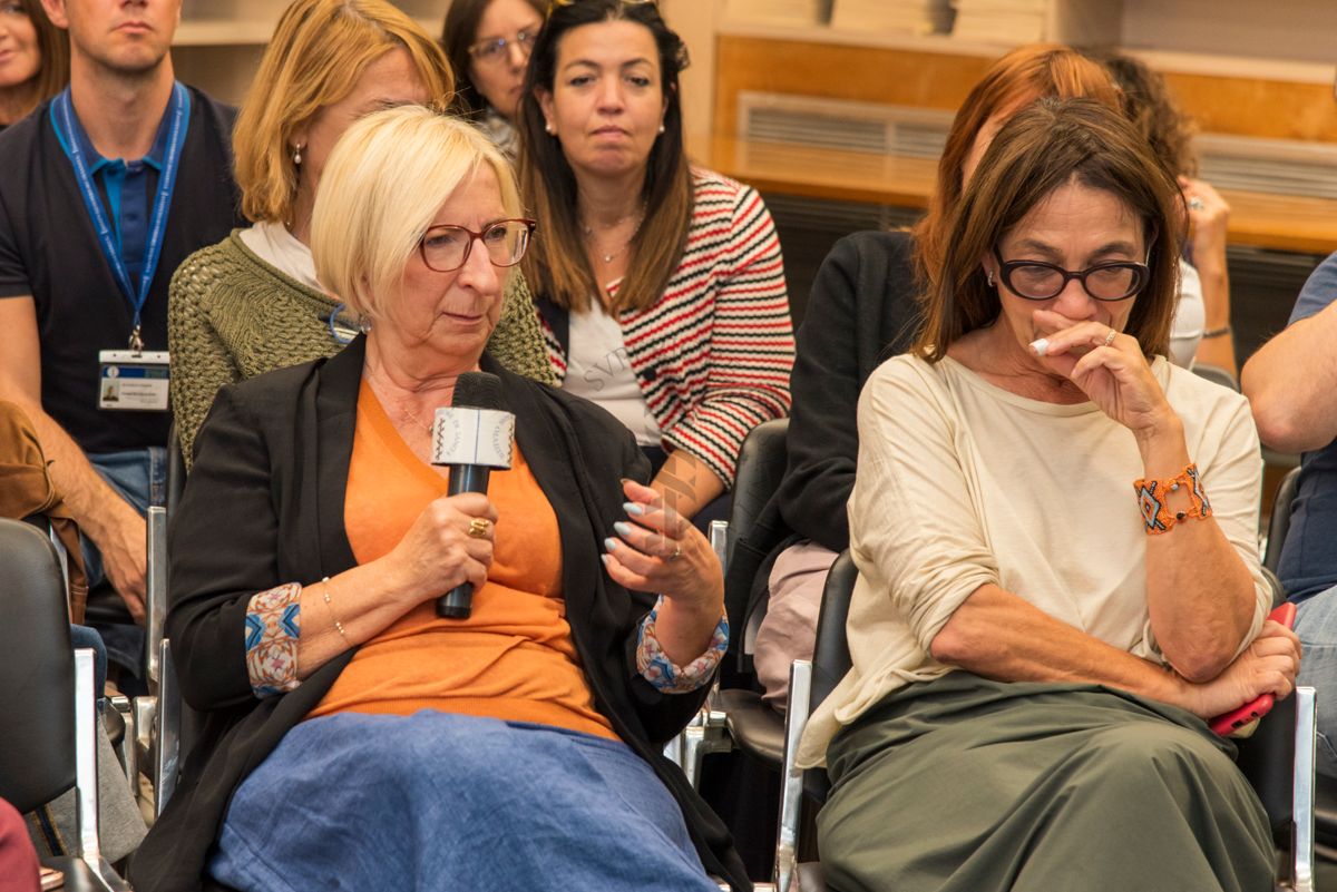 La Dott.ssa Susanna Conti, ex ricercatrice dell'Istituto Superiore di Sanità rivolge una domanda al Dott. Alberto Eugenio Tozzi