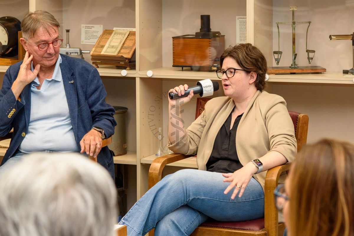 La Dott.ssa Diana Ferro risponde alla domanda della ricercatrice dell'Istituto Superiore di Sanità. Accanto a lei il Dott. Alberto Eugenio Tozzi