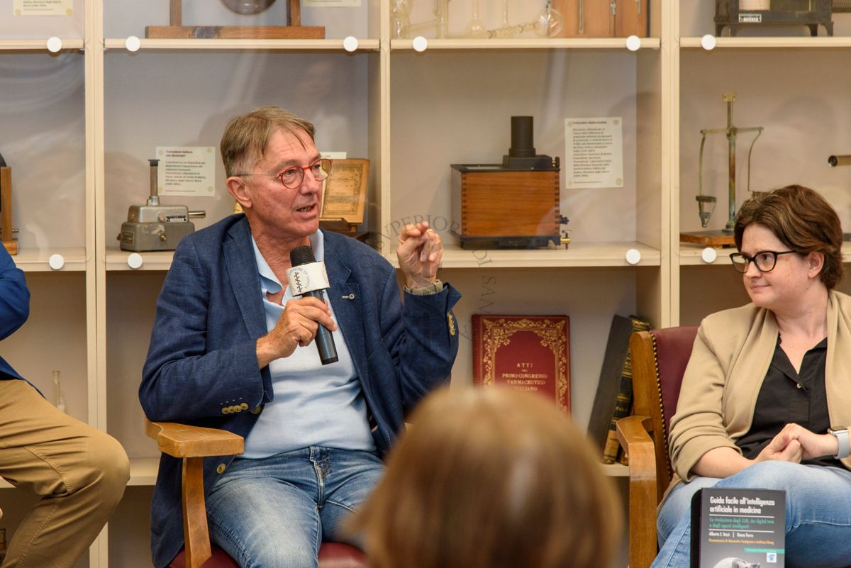 Il Dott. Alberto Eugenio Tozzi risponde alla domanda della ricercatrice dell'Istituto Superiore di Sanità. Accanto a lui la Dott.ssa Diana Ferro