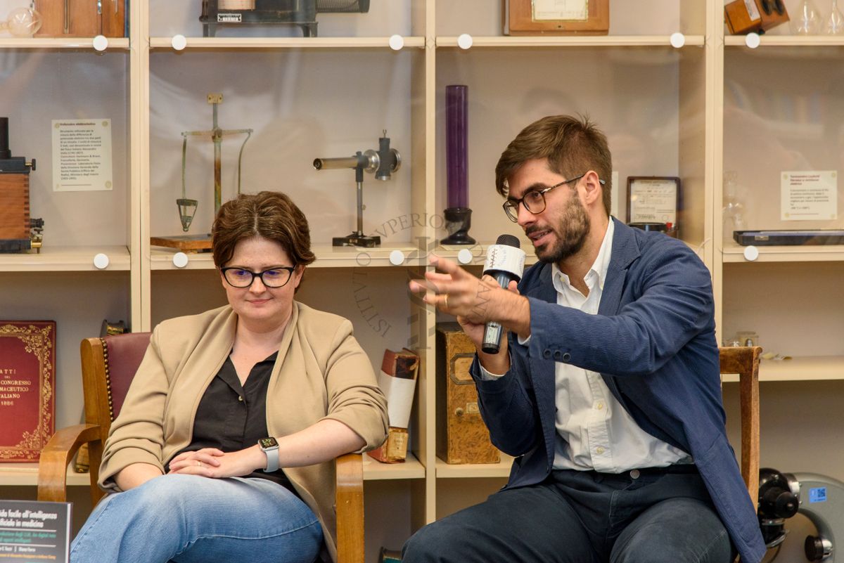 Il Dott. Luigi De Angelis, medico e Presidente della Società Italiana Intelligenza Artificiale in Medicina risponde alla domanda del Prof. Enrico Alleva, Vice Presidente del Consiglio Superiore di Sanità ed ex dirigente dell'Istituto Superiore di Sanità. Accanto a lui la Dott.ssa Diana Ferro