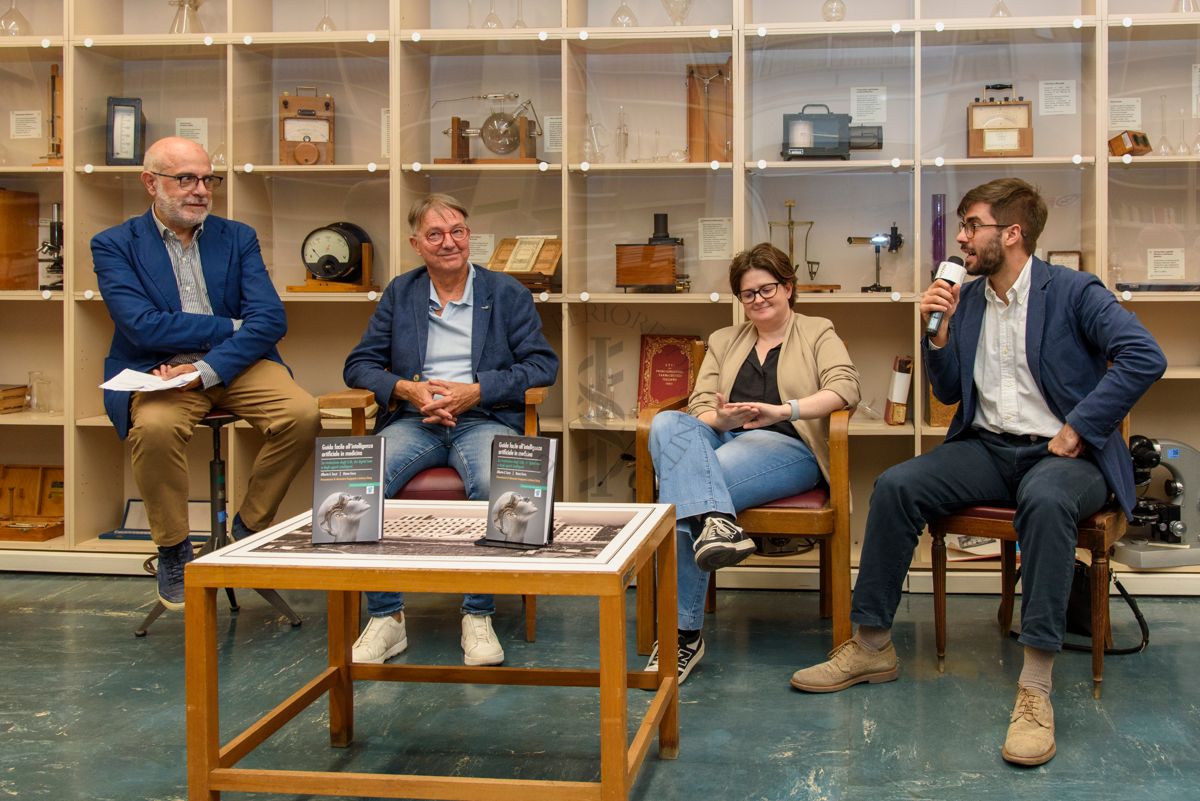 Il Dott. Luigi De Angelis, medico e Presidente della Società Italiana Intelligenza Artificiale in Medicina (quarto da sinistra) risponde alla domanda del Prof. Enrico Alleva, Vice Presidente del Consiglio Superiore di Sanità ed ex dirigente dell'Istituto Superiore di Sanità. Con lui (da sinistra a destra) il Prof. Antonio Mistretta, il Dott. Alberto Eugenio Tozzi e la Dott.ssa Diana Ferro