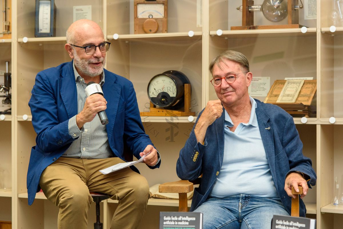 Intervento conclusivo del Prof. Antonio Mistretta, Responsabile del Servizio Comunicazione Scientifica dell'ISS (a sinistra). Accanto al lui il Dott. Alberto Eugenio Tozzi, Responsabile di Unità di Ricerca Medicina Predittiva e Preventiva presso l'Ospedale Pediatrico Bambino Gesù di Roma (a destra)