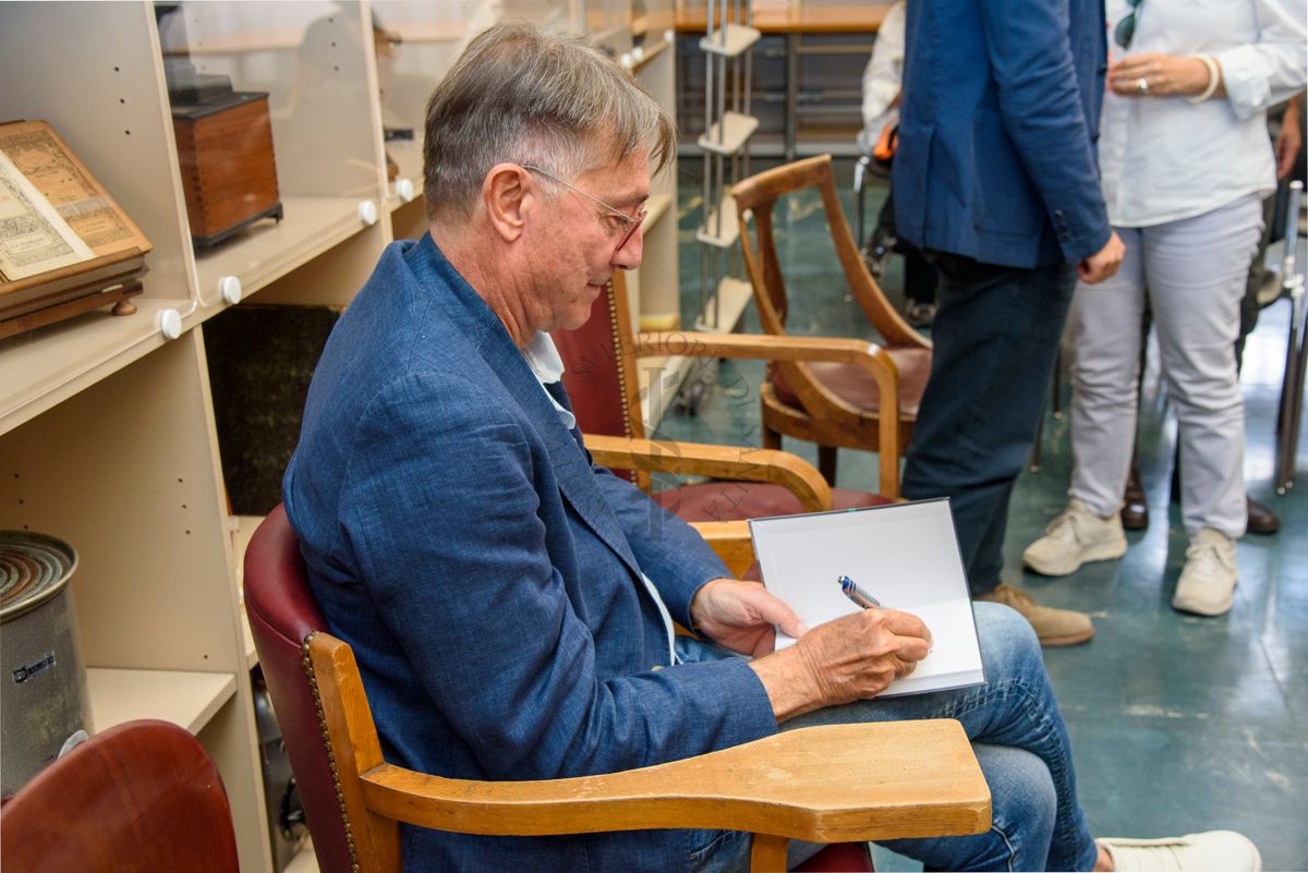 Il Dott. Alberto Eugenio Tozzi, Responsabile di Unità di Ricerca Medicina Predittiva e Preventiva presso l'Ospedale Pediatrico Bambino Gesù di Roma firma le copie del libro "Guida facile all'intelligenza artificiale in medicina" scritto in collaborazione con la Dott.ssa Diana Ferro, biologa, ricercatrice e health data scientist presso l'Ospedale Pediatrico Bambino Gesù di Roma