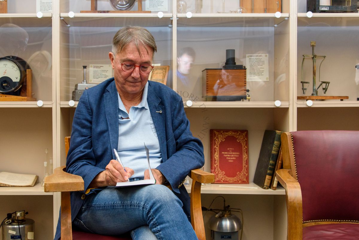 Il Dott. Alberto Eugenio Tozzi, Responsabile di Unità di Ricerca Medicina Predittiva e Preventiva presso l'Ospedale Pediatrico Bambino Gesù di Roma firma le copie del libro "Guida facile all'intelligenza artificiale in medicina" scritto in collaborazione con la Dott.ssa Diana Ferro, biologa, ricercatrice e health data scientist presso l'Ospedale Pediatrico Bambino Gesù di Roma