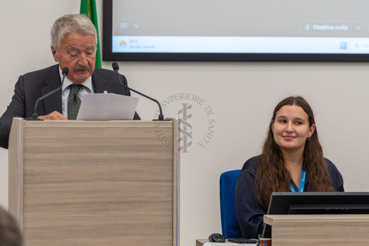 Intervento del Prof. Rocco Bellantone, Presidente dell'Istituto Superiore di Sanità. A destra la Dott.ssa Inês Maia Antão
