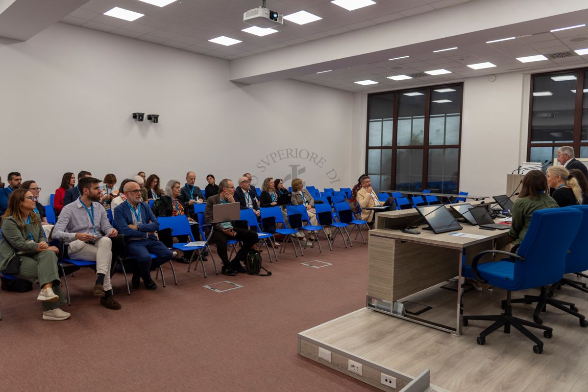 Panoramica sui partecipanti all'evento Editorial Board Eurosorveillance ECDC durante l'intervento del Prof. Rocco Bellantone, Presidente dell'Istituto Superiore di Sanità. In prima fila, la Dott.ssa Sandra Salinetti del Servizio Comunicazione Scientifica dell'ISS (prima da sinistra) e il Prof. Antonio Mistretta, responsabile del Servizio Comunicazione Scientifica del'ISS (terzo da sinistra)