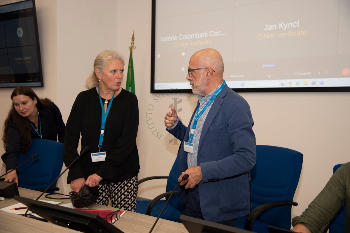 La Dott.ssa Inês Maia Antão (prima da sinistra), la Dott.ssa Ines Steffens, caporedattore della rivista Eurosurveillance (seconda da sinistra) e il Prof. Antonio Mistretta, responsabile del Servizio Comunicazione Scientifica del'ISS (terzo da sinistra)