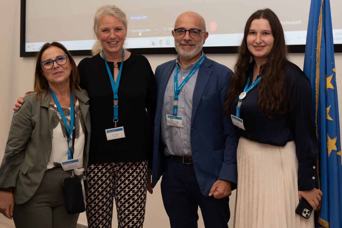 Da sinistra a destra, la Dott.ssa Sandra Salinetti, del Servizio Comunicazione Scientifica dell'ISS, la Dott.ssa Ines Steffens, caporedattore della rivista Eurosurveillance, il Prof. Antonio Mistretta, responsabile del Servizio Comunicazione Scientifica del'ISS e la Dott.ssa Inês Maia Antão