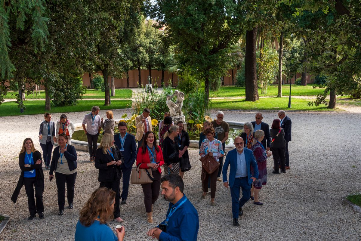 I partecipanti all'evento Editorial Board Eurosorveillance ECDC durante il rinfresco presso i giardini dell'Istituto Superiore di Sanità
