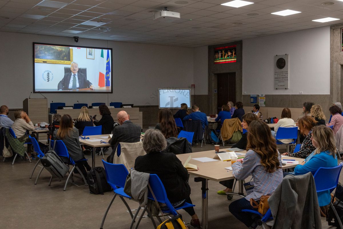 Panoramica sui partecipanti al corso durante l'intervento in video conferenza del Prof. Antonio Bellantone, Presidente dell'Istituto Superiore di Sanità