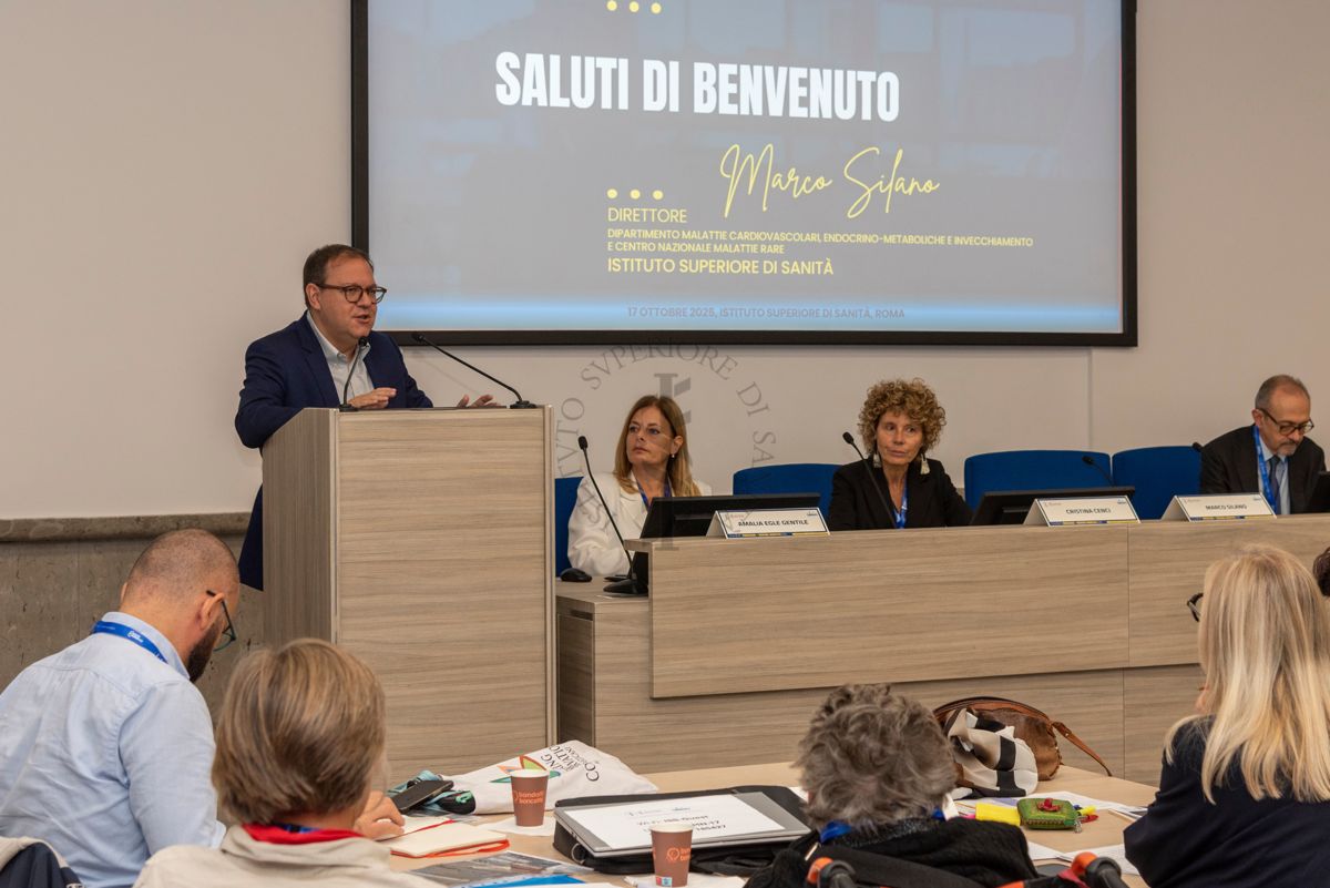 Intervento del Dott. Marco Silano, Direttore del Centro Ricerche Malattie Rare dell'Istituto Superiore di Sanità (primo d sinistra). Con lui la Dott.ssa Amalia Egle Gentile, responsabile del Laboratorio di Health Humanities, Centro Nazionale Malattie Rare dell'Istituto Superiore di Sanità (seconda da sinistra), la Dott.ssa Cristina Cenci, antropologa e fondatrice di Digital Narrative Medicine (terza da sinistra) e il Dott. Marco Testa, cardiologo clinico all'ospedale Sant'Andrea di Roma e Presidente della Società Italiana di Medicina Narrativa (quarto da sinistra)