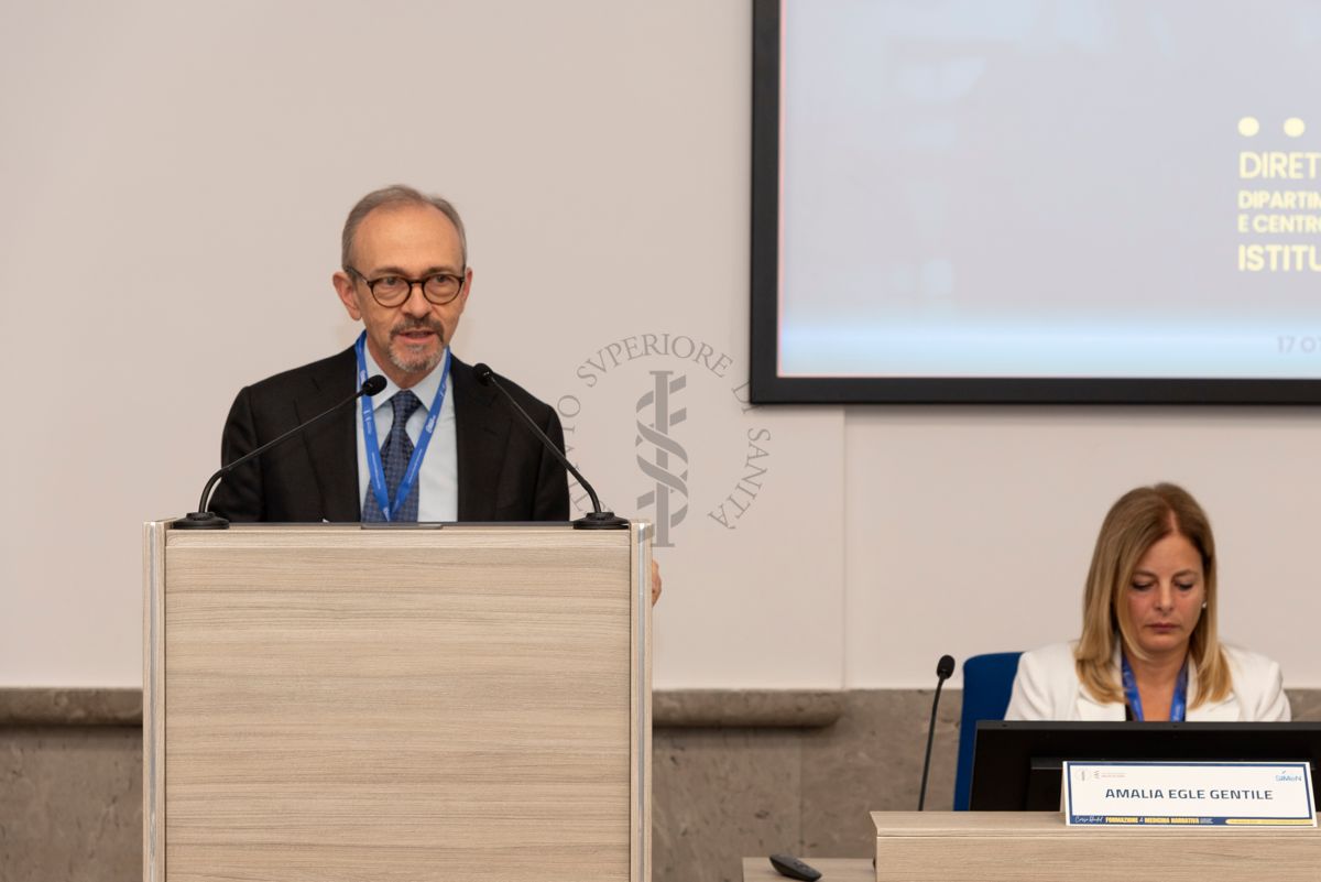Intervento del Dott. Marco Testa, cardiologo clinico all'ospedale Sant'Andrea di Roma e Presidente della Società Italiana di Medicina Narrativa (a sinistra). A destra la Dott.ssa Amalia Egle Gentile, responsabile del Laboratorio di Health Humanities, Centro Nazionale Malattie Rare dell'Istituto Superiore di Sanità