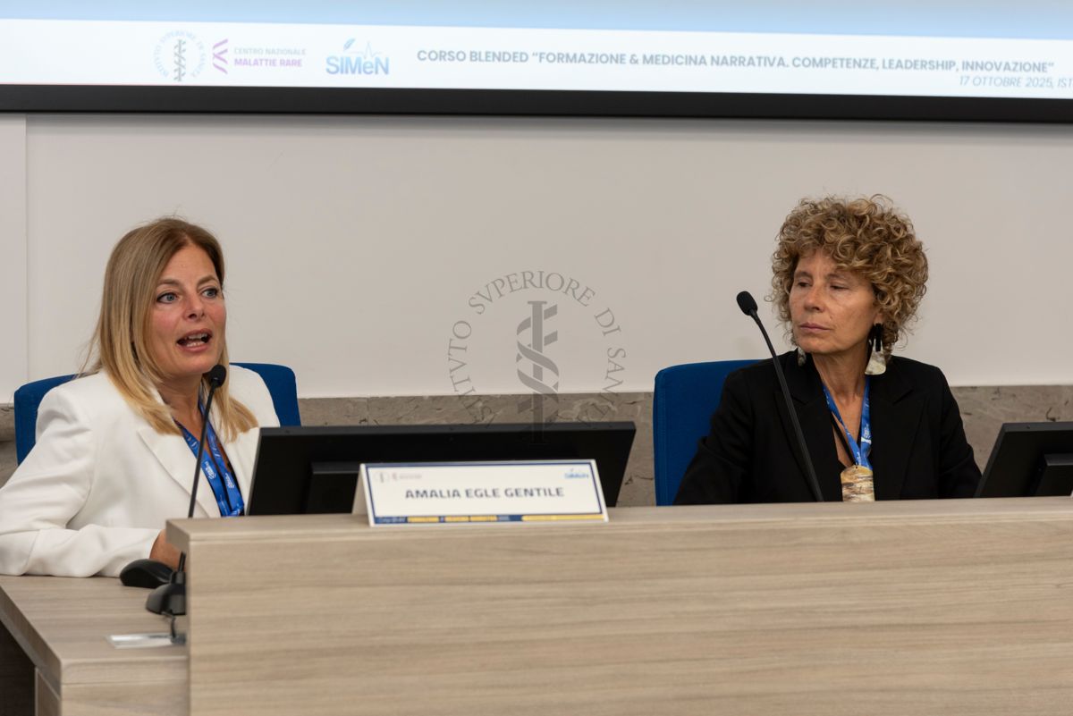 Intervento della Dott.ssa Amalia Egle Gentile, responsabile del Laboratorio di Health Humanities, Centro Nazionale Malattie Rare dell'Istituto Superiore di Sanità (a sinistra). A destra la Dott.ssa Cristina Cenci, antropologa e fondatrice di Digital Narrative Medicine