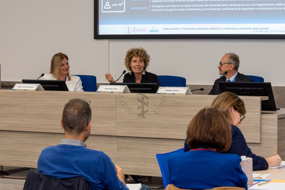 Intervento della Dott.ssa Cristina Cenci, antropologa e fondatrice di Digital Narrative Medicine (al centro). Con lei la Dott.ssa Amalia Egle Gentile, responsabile del Laboratorio di Health Humanities, Centro Nazionale Malattie Rare dell'Istituto Superiore di Sanità (a sinistra) e il Dott. Marco Testa, cardiologo clinico all'ospedale Sant'Andrea di Roma e Presidente della Società Italiana di Medicina Narrativa (a destra)